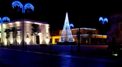 piazza con addobbi